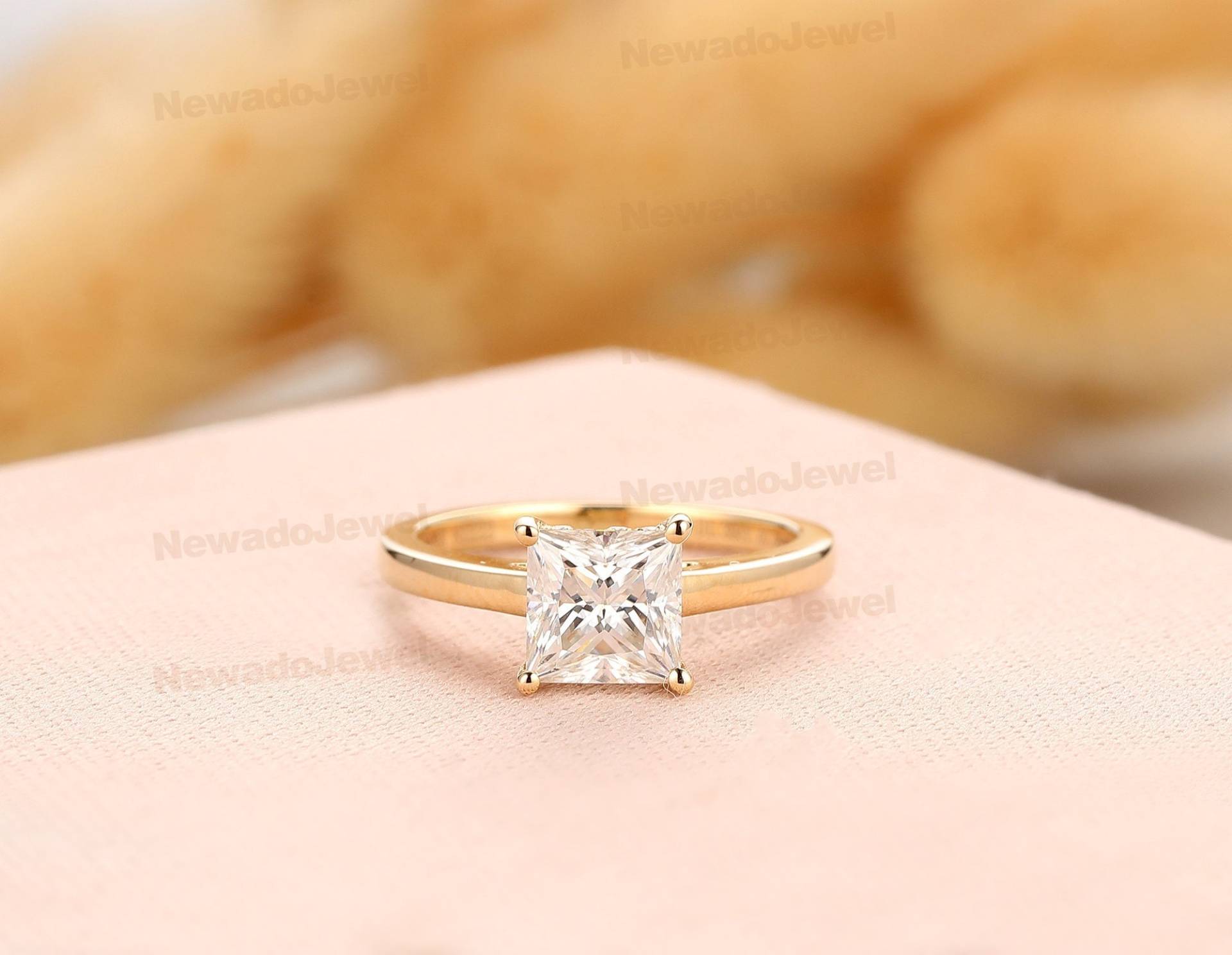 Versteckter Halo Verlobungsring, Prinzessin Cut 6mm Moissanit Ring, Gelbgold 4 Zange Set Jubiläumsring, Solider 14K/18K Braut Ehering von NewadoJewel