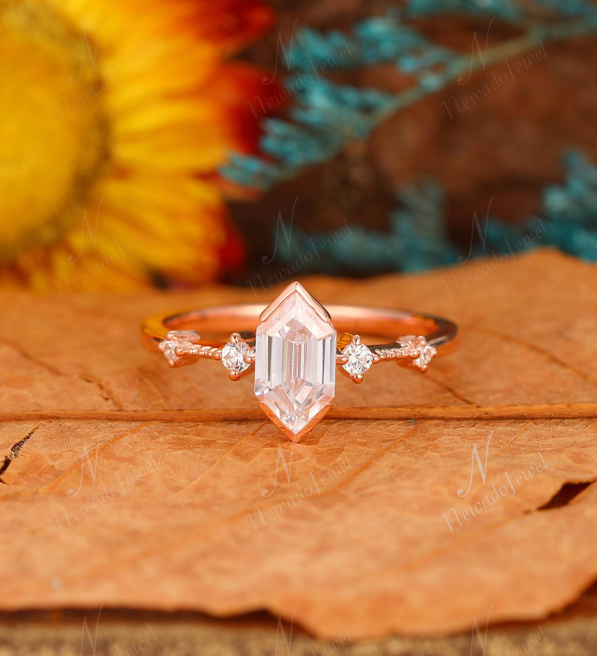 Vintage Rose Gold Ring, 5x9mm Lang Hexagon Cut Moissanite Verlobungsring, Versprechen Jahrestag Milgrain Band Muttertagsgeschenk von NewadoJewel