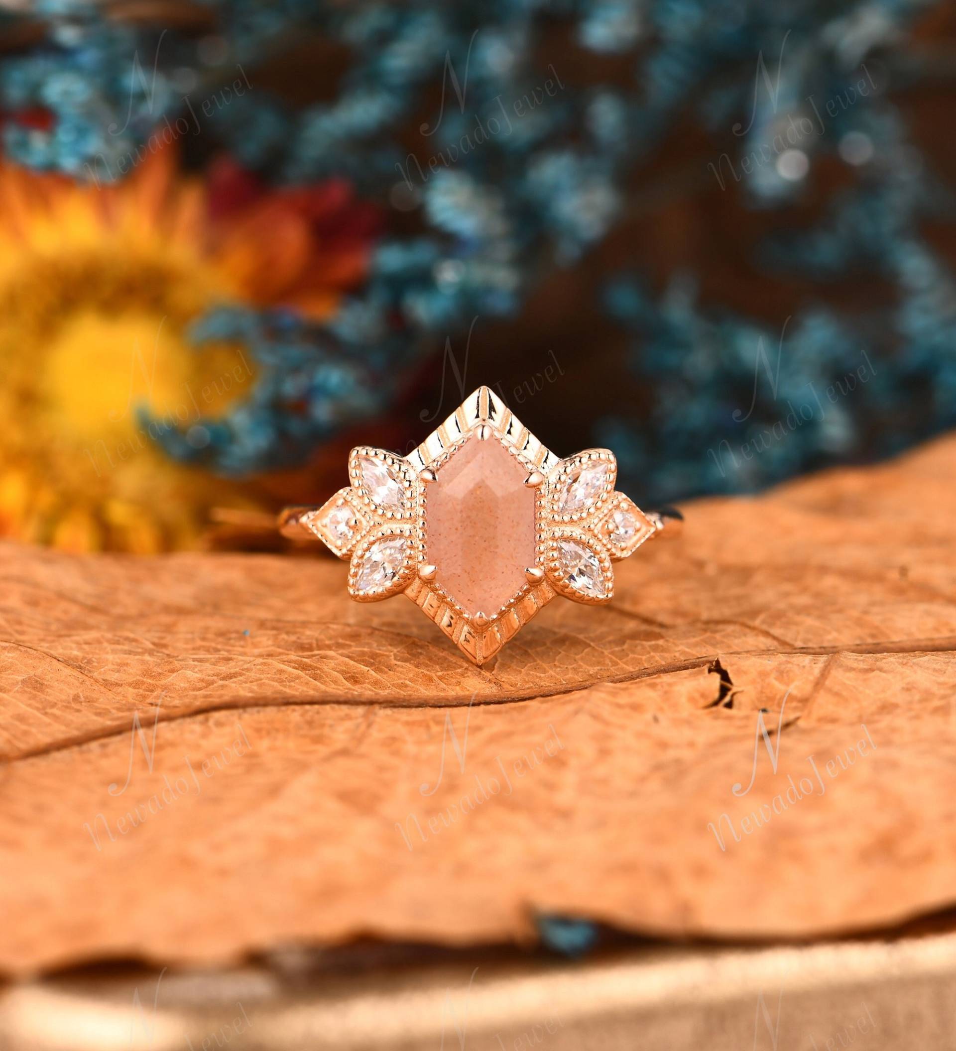 Zarter Langer Hexagon Schliff Natürlicher Sonnenstein Ring, Art Deco Rose Gold Verlobungsring, Vintage Blatt Ranke Versprechensring, Edelstein von NewadoJewel