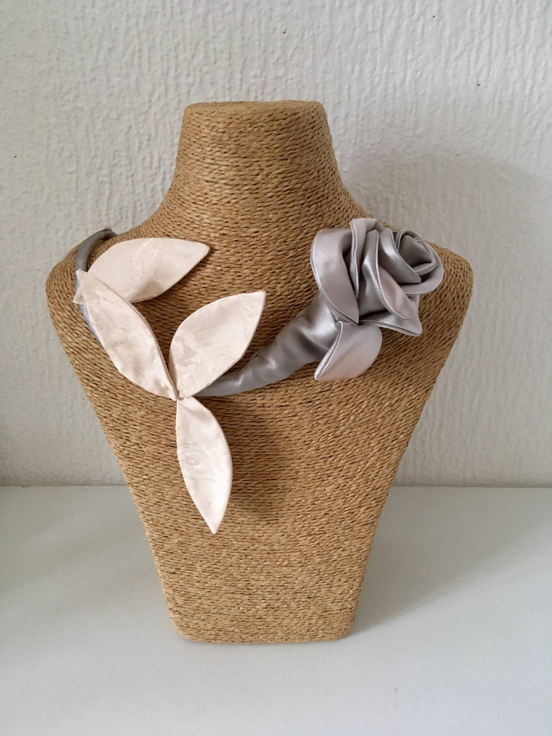 Blumenspindel Textil Schmuck Inspiriert Von Der Rose Hochzeits-Accessoire Für Frauen Blumenspindel Textil Schmuck Inspiriert Von Der Rose Hochzeits-Accessoire Für Frauen von Newfleurhaus