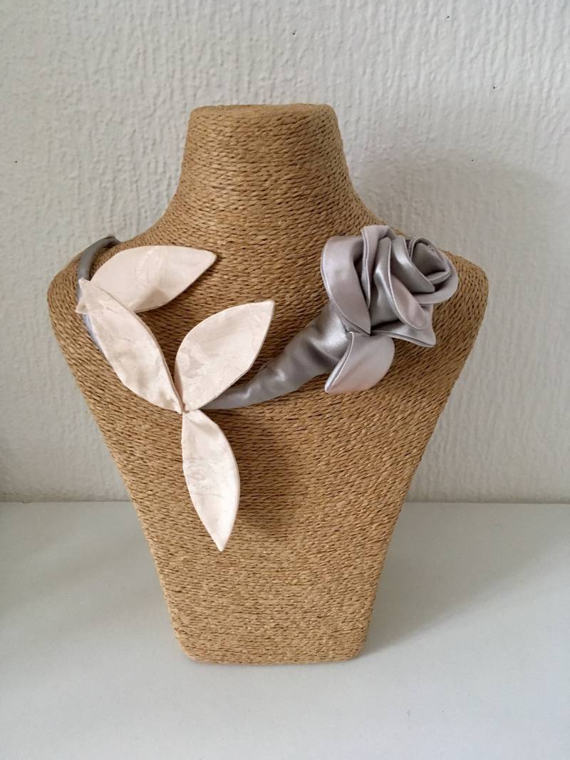 Blumenspindel Textil Schmuck Inspiriert Von Der Rose Hochzeits-Accessoire Für Frauen von Newfleurhaus