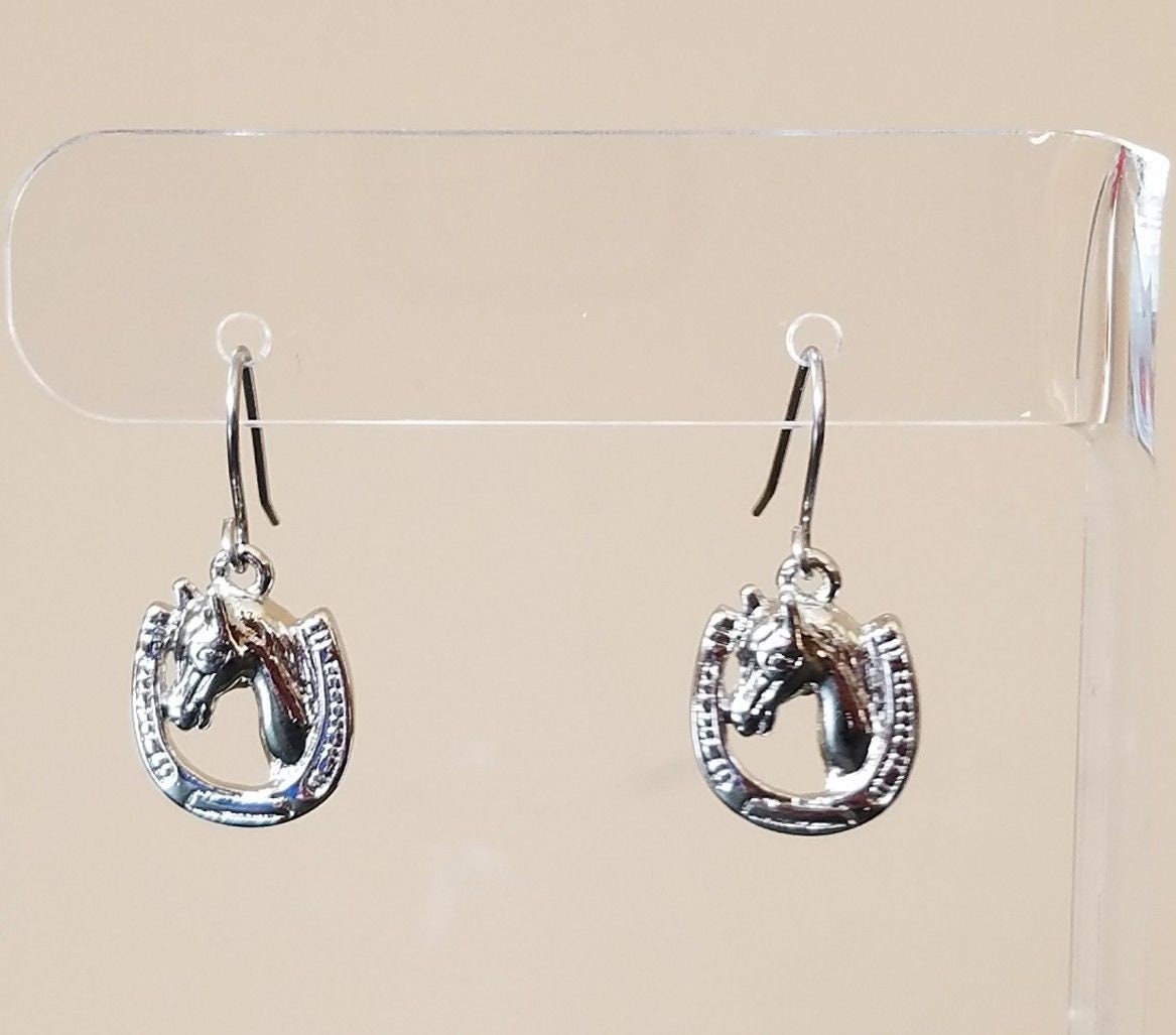 Versilbert Kentucky Derby Pferd & Hufeisen Baumeln Haken Zinn Ohrringe Frauen Bleifrei Schmuck Usa von NewportStores