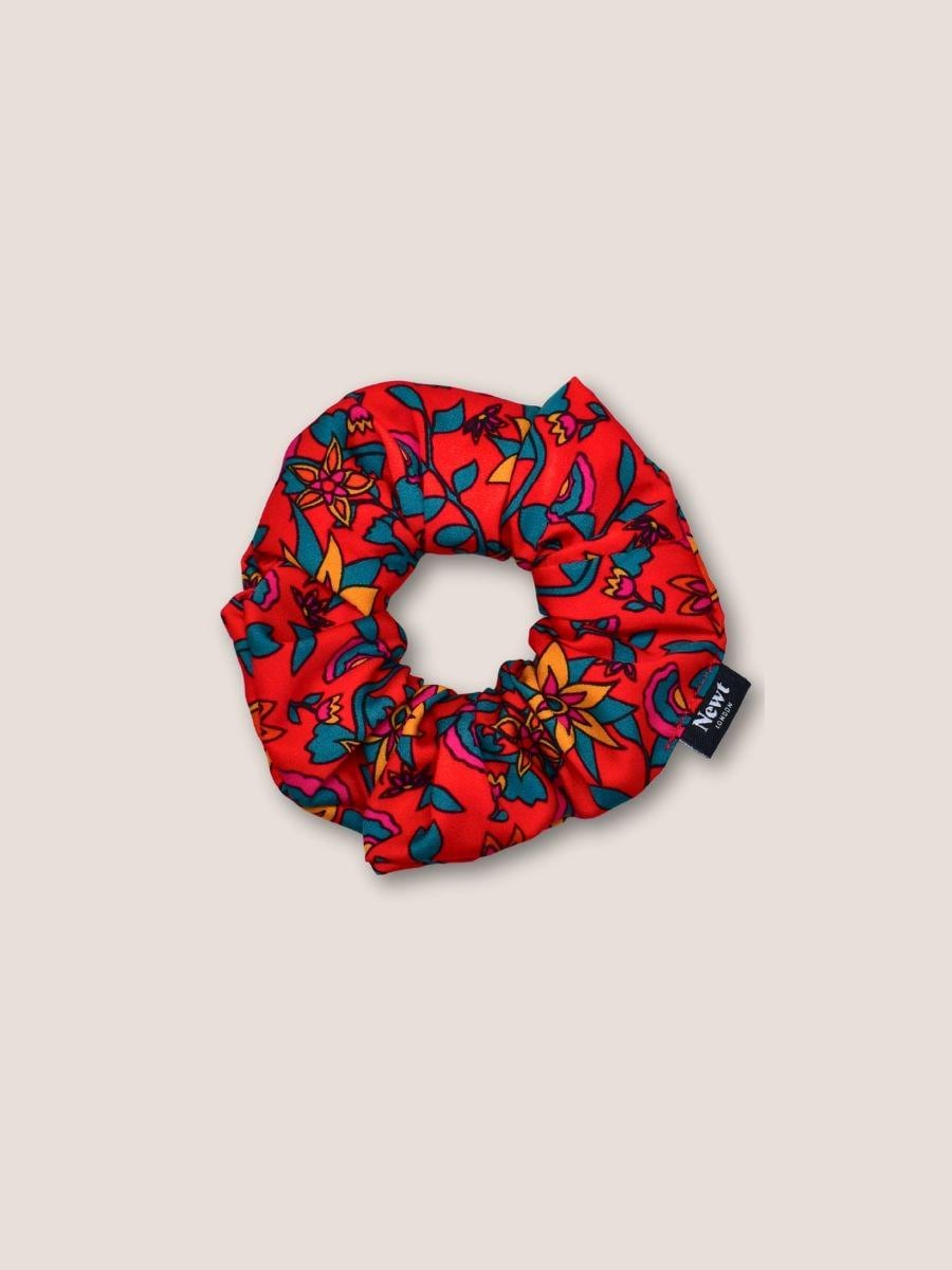 Nachhaltiges Haargummi Im Roten Kampot-Druck | Recycelt Und Handgefertigt in Großbritannien Womens Luxus Seidiges Scrunchie Nachhaltiges Haargummi Im Roten Kampot-Druck | Recycelt Und Handgefertigt in Großbritannien Womens Luxus Seidiges Scrunchie von NewtLondon