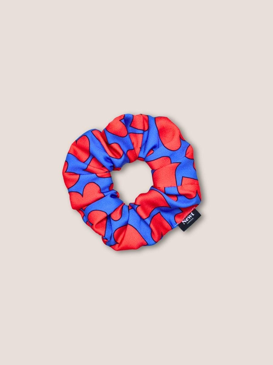 Rot Und Blaues Herz Print Scrunchie Recycelter, Seidiger Haargummi Rot Und Blaues Herz Print Scrunchie Recycelter, Seidiger Haargummi von NewtLondon