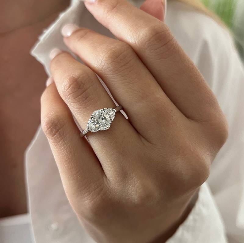 1.4 Karat Oval Lab Pulled Diamant Drei-Stein-Ring/Halbmond Diamanten 1Ct F Vvs2 Verlobungsring Einzigartiger 3 Stein von NextDiamonds