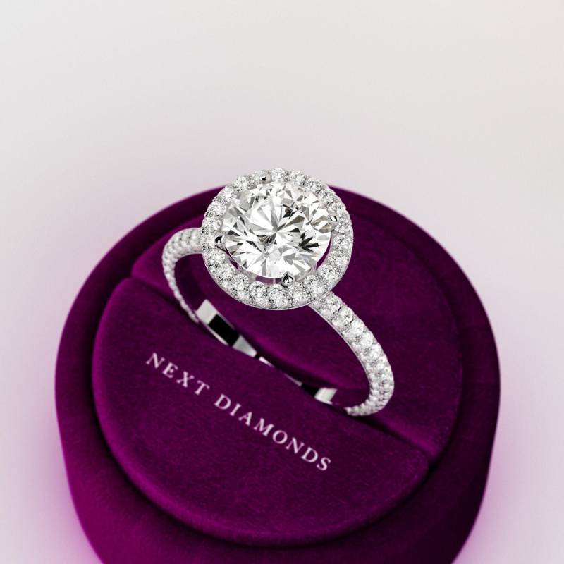 1.5Ct Runder Brillanter Cvd Diamant Verlobungsring/2.7 Ctw Iced Out Ring Lab Gewachsener Ehering in Weißgold 3D Pave von NextDiamonds