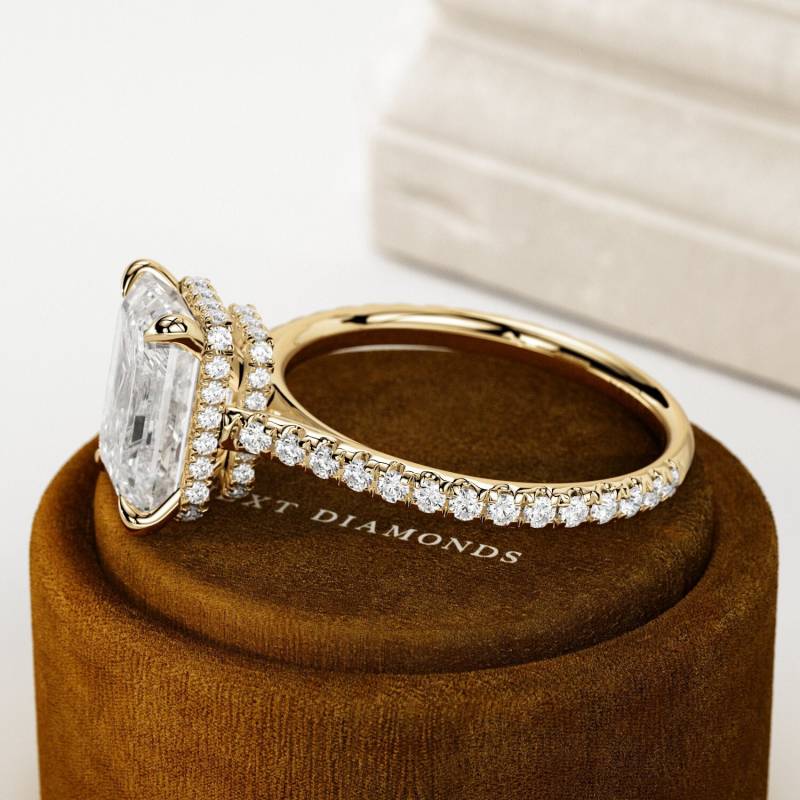 3 Karat Emerald Cut E Vvs2 Lab Diamant Hoch Gefasster Kathedralen Ring/Unique Double Hidden Halo & Pave Shank Proposal in 14K Gelbgold von NextDiamonds