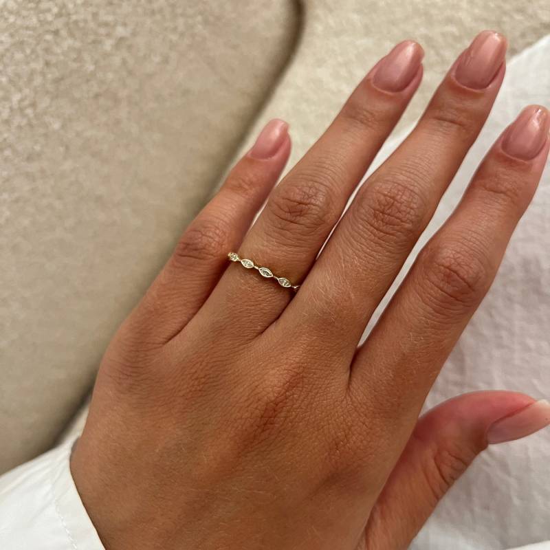 Marquise Lünette Set Zierliche Diamanten Ehering/Gelbgold Band Zartes Diamant Stapelbar von NextDiamonds