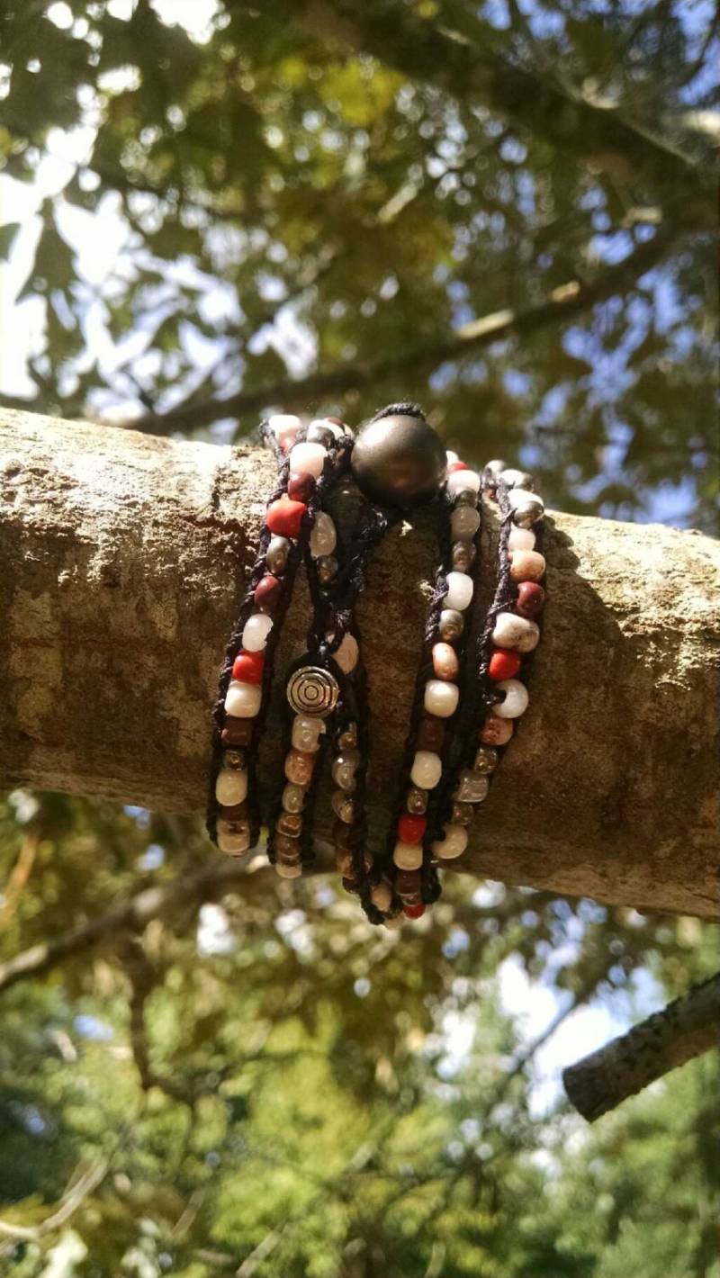 Erdton Perlen Wickelarmband Auf Schwarzer Kordel von NextThursday