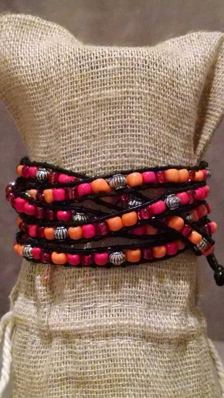 Rotes Und Silberfarbenes Wickelarmband Auf Schwarzem Lederband Rotes Und Silberfarbenes Wickelarmband Auf Schwarzem Lederband von NextThursday