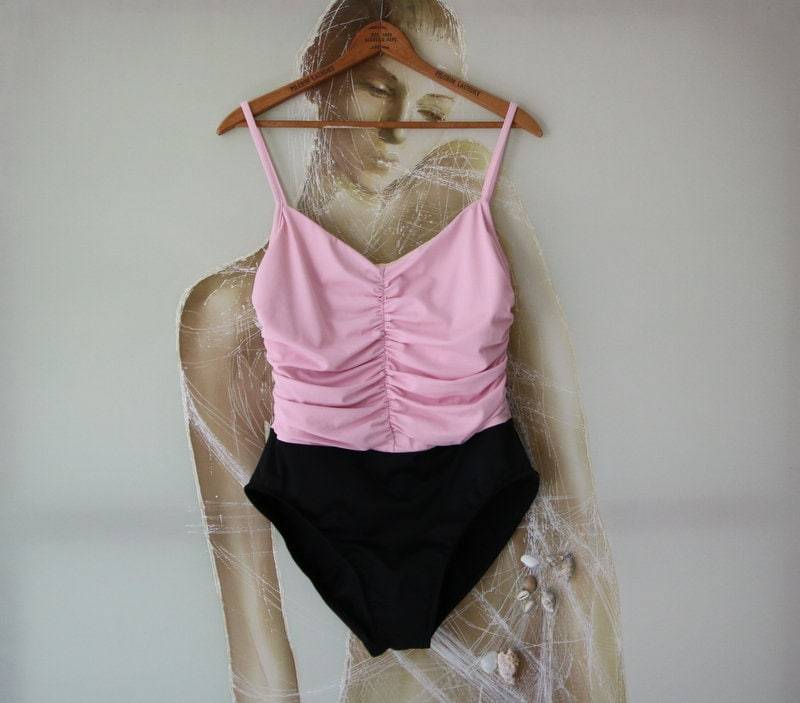 Vintage Hell Rosa Schwarz Badeanzug Smocked Top Ein Stück Größe 14 Vintage Hell Rosa Schwarz Badeanzug Smocked Top Ein Stück Größe 14 von Nextgemvintage