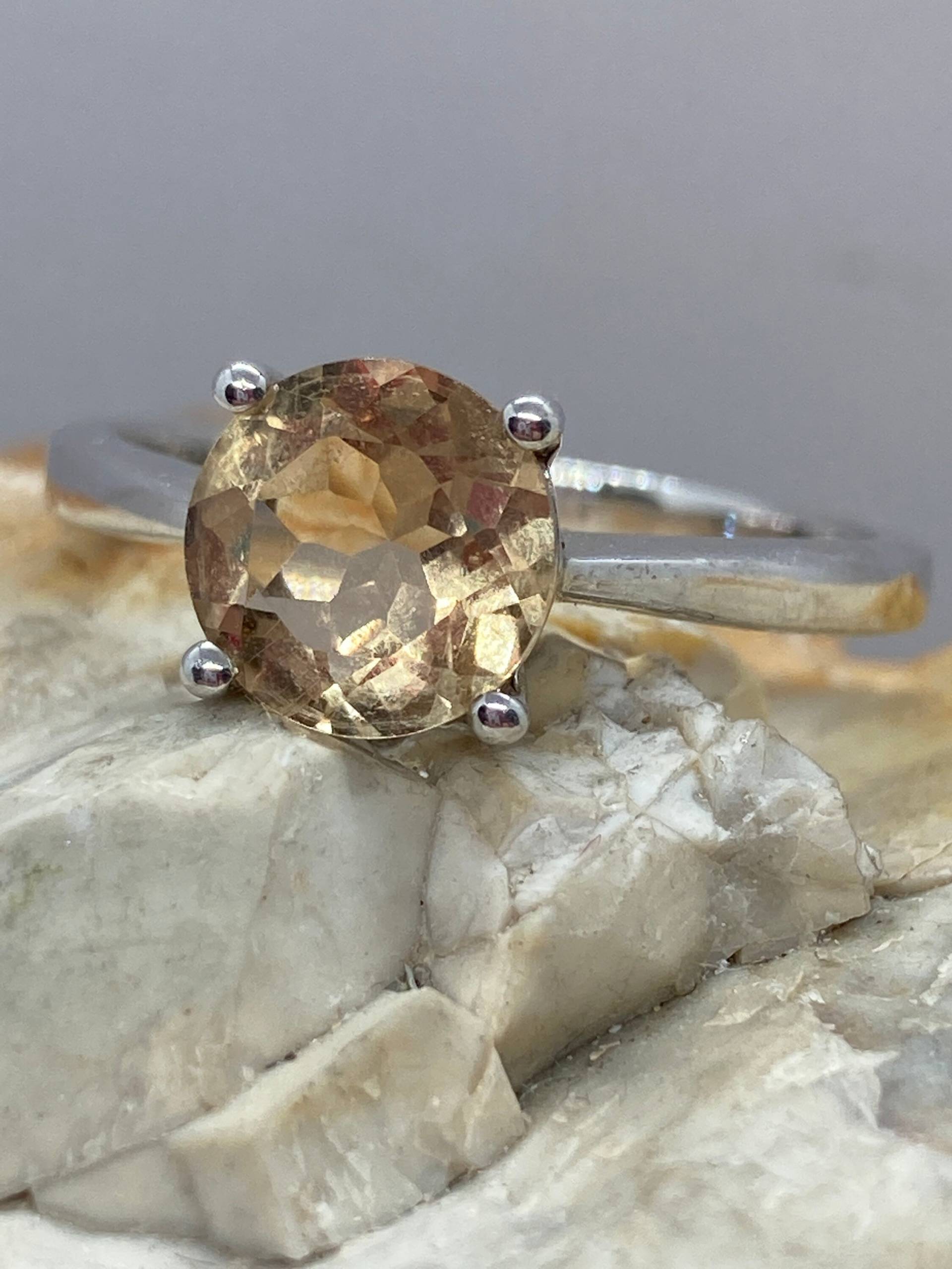 Vintage Silber Goldenen Edelstein Ring Größe Ukr1/2 Usa9 Vintage Silber Goldenen Edelstein Ring Größe Ukr1/2 Usa9 von Nextotheheart