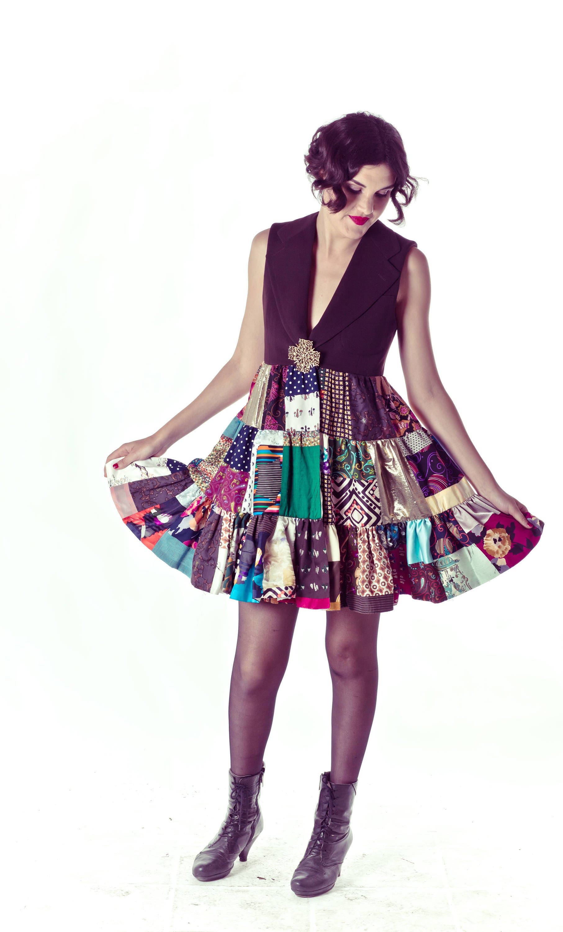 Upcycling Patchwork Kleid/Mantel/Weste. Dekonstruierter Herren Blazer Der 1970Er Jahre Zum Patchwork-Erbstück Rüschenkleid Umfunktioniert von NeyByRenee