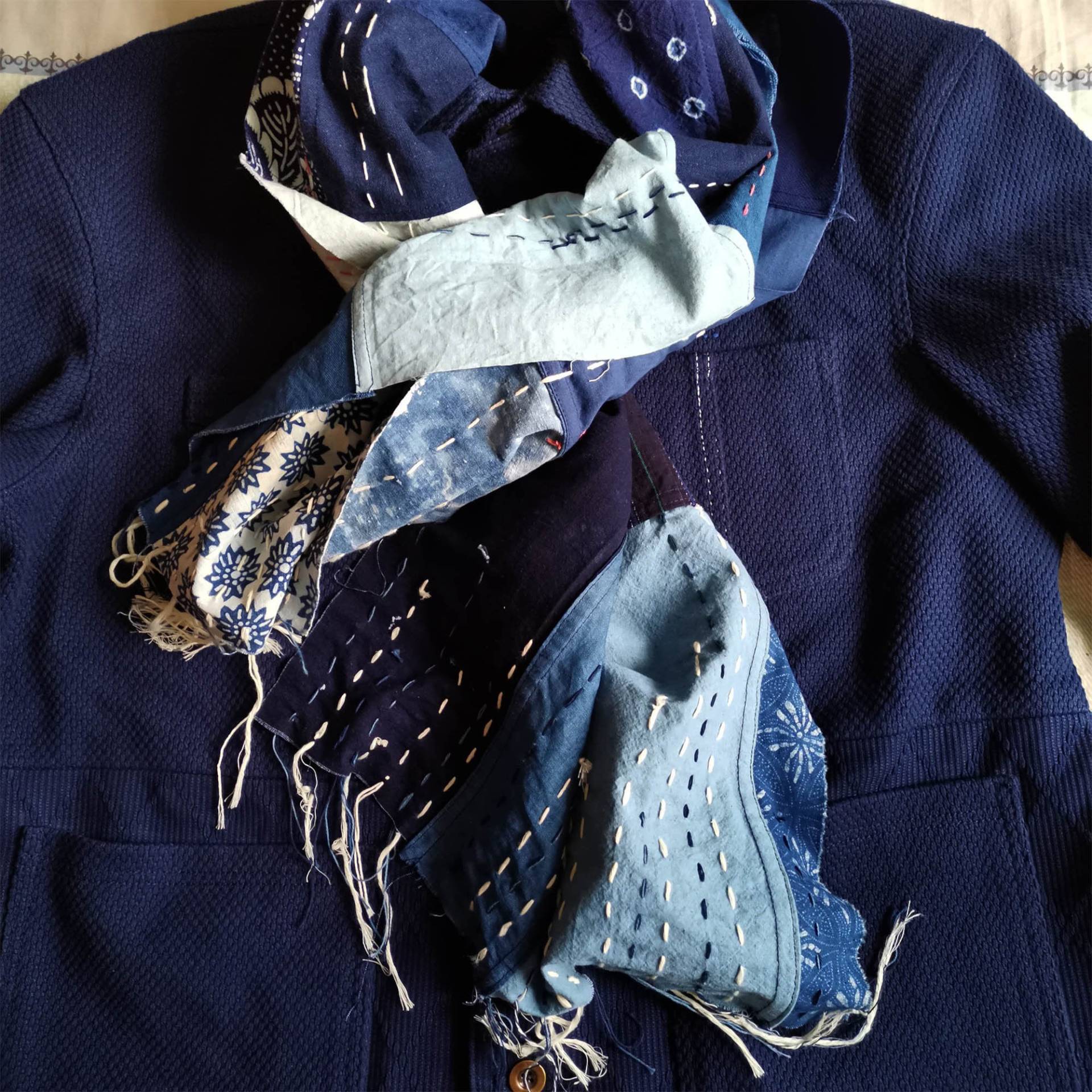 Boro Sashiko Patchwork Schal Indigo Blau Vintage Fabric Patch Damenschal Handgewebter Stoff Wrap Kapuze Decke Dunkelblau von NezaStudio