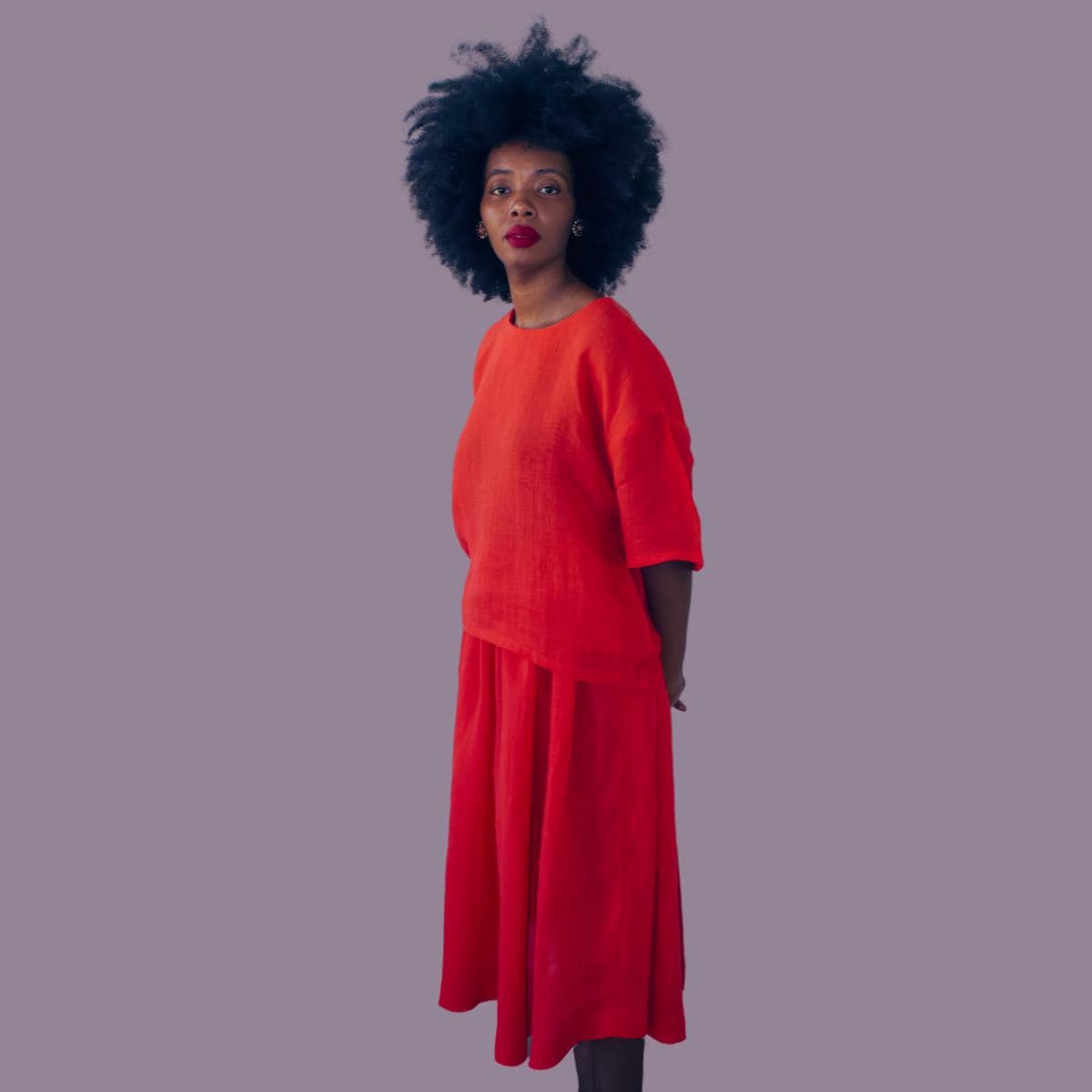 Rotes Kurzarm Leinen T-Shirt von NgoBolingo