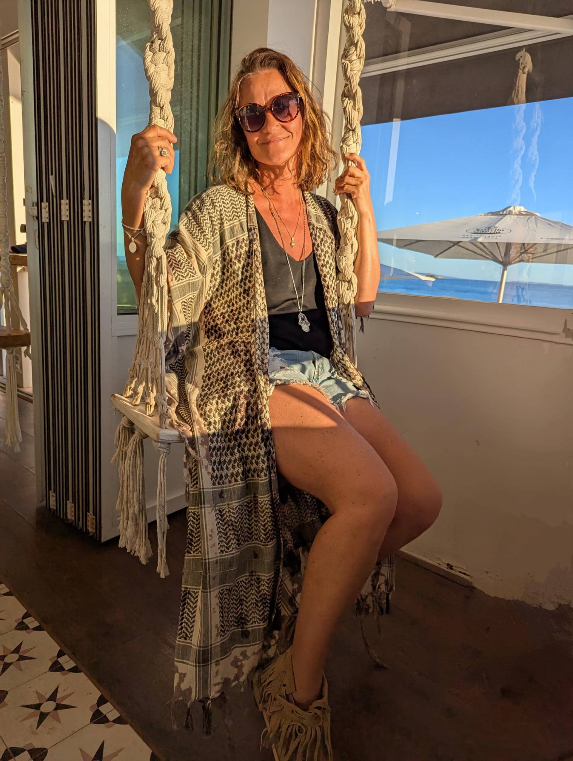 Nici Couture Batik Kimono Oversize -Last Piece - Schwarz/Creme Baumwolle Kaftan Used Look Poncho Braun Tiedye Grau Fransen Robe von NiCiCOUTUREfashion