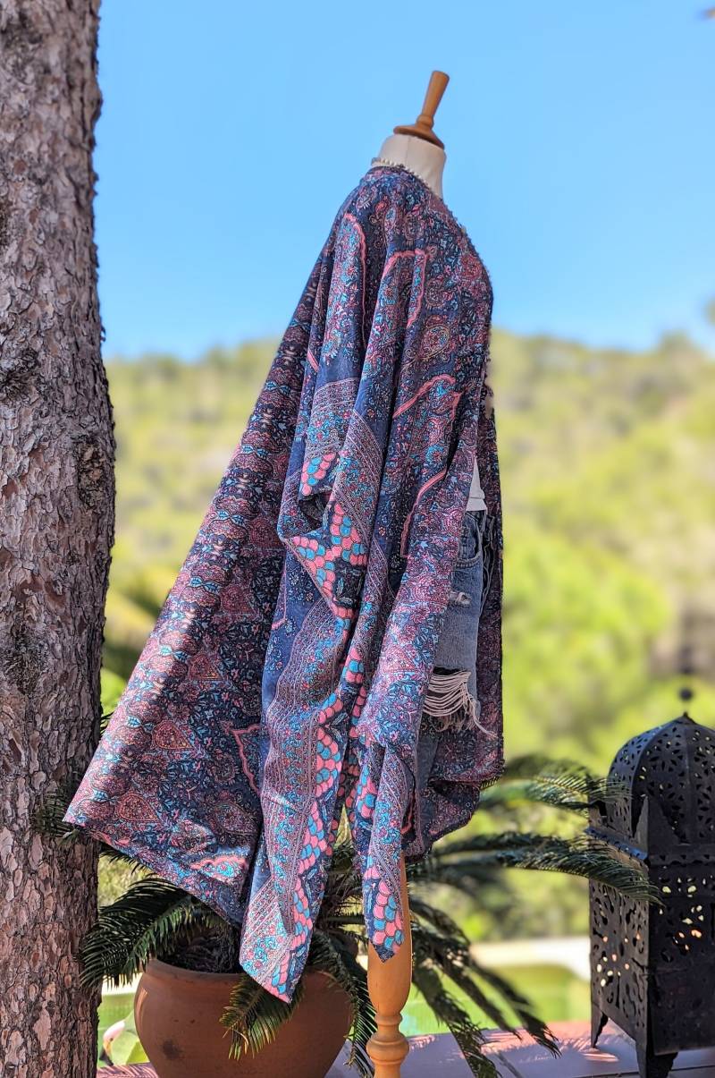 Nici Couture Ibiza Kimono Oversize Ethno Robe Upcycling Sari Rosé Folklore Tunika Blaugrau Kaftan Paisley Pastell Kleid Gold Sarong Türkis von NiCiCOUTUREfashion