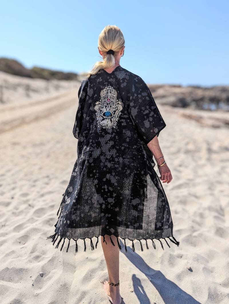 Nici Couture Ibiza Oversize Batik Kimono Last Piece Schwarz Tunika Poncho Braun Hand Of Fatima Grau Swarovski Kristalle Kaftan Robe One Size von NiCiCOUTUREfashion