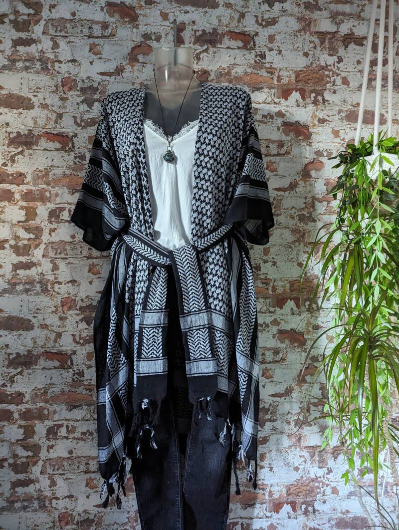 Nici Couture Ibiza Pali Kimono Oversize -Last Piece- Kleid Tunika Fransen Kaftan Boho Poncho Schwarz - Weiß Robe Folklore Cardigan Festival von NiCiCOUTUREfashion