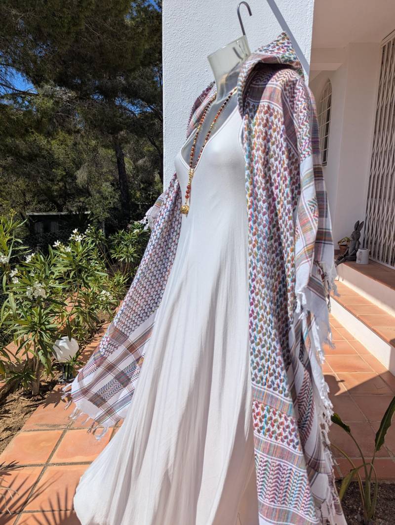 Nici Couture Pali Kimono Ibiza Mit Kapuze Weiß Tunika Medium Fransen Kaftan Boho Poncho Multicolor Robe Bunt Festival Cardigan von NiCiCOUTUREfashion