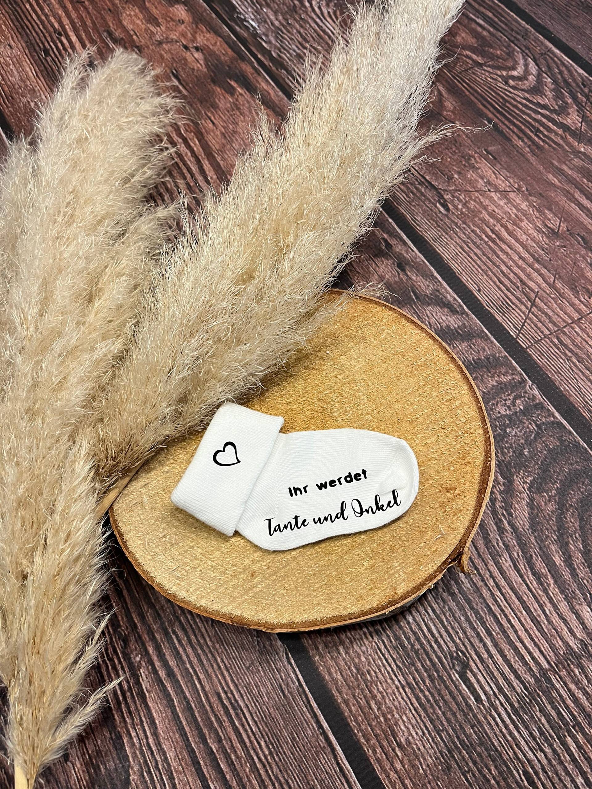 Babysöckchen, Schwangerschaftsverkündung, Personalisiert, Babysocke Weiß Babysöckchen, Schwangerschaftsverkündung, Personalisiert, Babysocke Weiß von NiNosNaehwelt