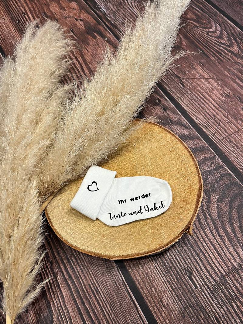 Babysöckchen, Schwangerschaftsverkündung, Personalisiert, Babysocke Weiß von NiNosNaehwelt