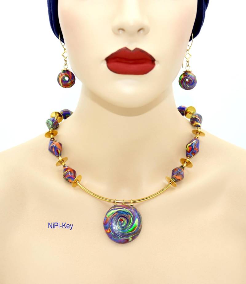 Aparte Kurze Halskette Mit Anhänger Bunt Gold Farbenprächtig Hängeohrringe Handarbeit Unikat Stuermisch Aus Polymerton von NiPiKey