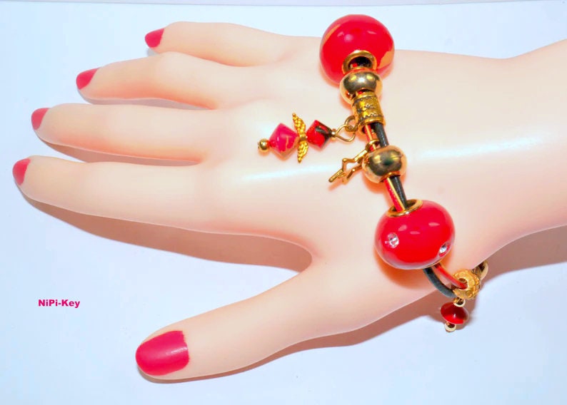 Schönes Kleines Modularmband Mit Glitzernden Swarovski Steinchen Rot Gold Schwarz Handarbeit Unikat Modisch Aus Polymerton von NiPiKey