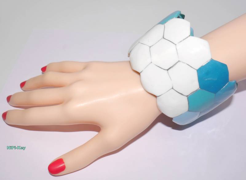 Armreif Breiter Opulenter Zum Überstreifen Türkis Weiß Silber Handarbeit Unikat Octagona Aus Polymer Clay, Fimo von NiPiKey