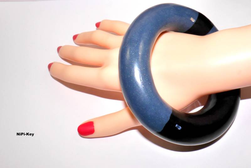 Armreif Groß Zum Überstreifen Blau Schwarz Swarovski Steinchen Handarbeit Unikat Skyleader2 Aus Polymer Clay, Fimo von NiPiKey