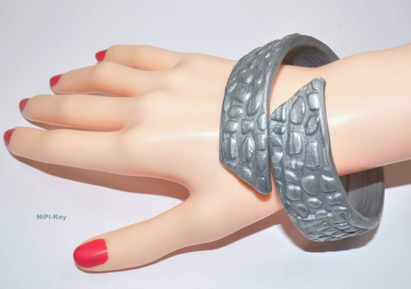 Armreif Schimmernder Silber Unikat Handarbeit Zum Überstreifen Einfachschön Aus Polymer Clay, Fimo von NiPiKey