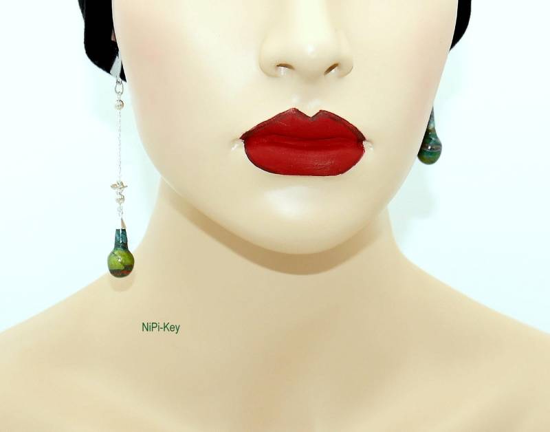 Lange Funkelnde Hängeohrringe Grün Bunt Silber, Mismatched, Ohrstecker Tränchen Aus Polymerton von NiPiKey