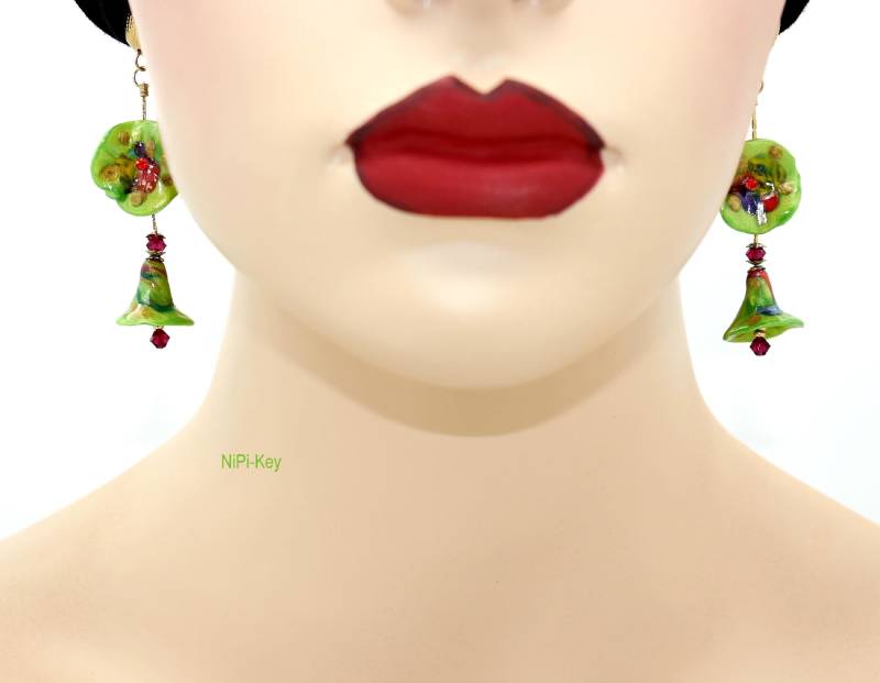 Glitzernde Grün Bunte Hängeohrringe Funkelnde Ohrstecker Mit Swarovskiperlen Fairyqueen Aus Polymer Ton von NiPiKey