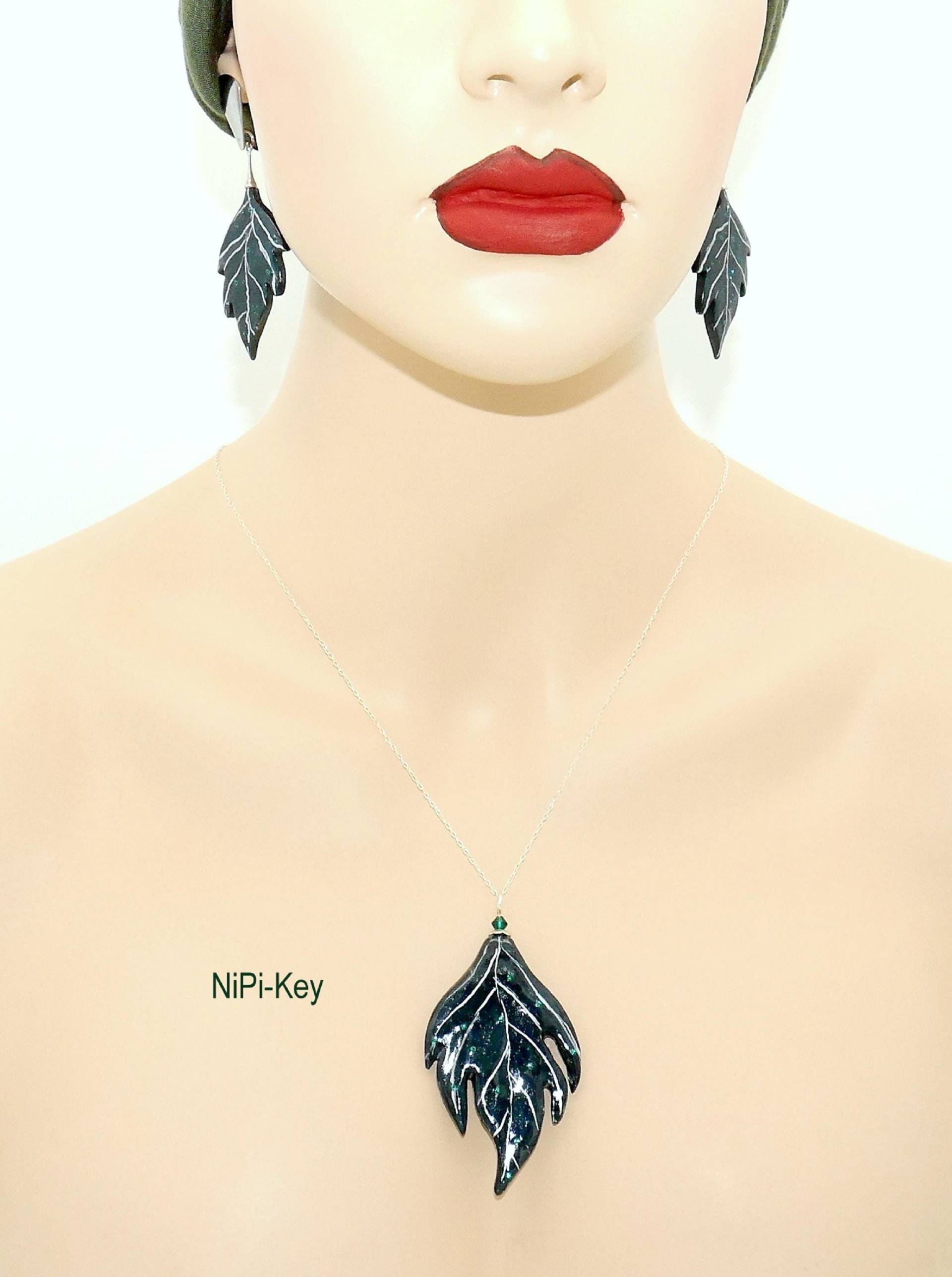 Glitzernde Halskette Mit Swarovski Steinchen, Hängeohrringe, Ohrstecker Set Handarbeit Unikat Blattzauber Aus Polymerton, Lange Kette Glitzernde Halskette Mit Swarovski Steinchen, Hängeohrringe, Ohrstecker Set Handarbeit Unikat Blattzauber Aus Polymerton, Lange Kette von NiPiKey
