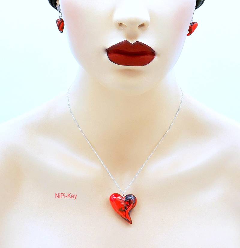 Glitzernde Herzchen Halskette Rot Silber Swarovski Steinchen Mit Ohrsteckern Set Handarbeit Unikat Heisseliebe Aus Polymerton von NiPiKey