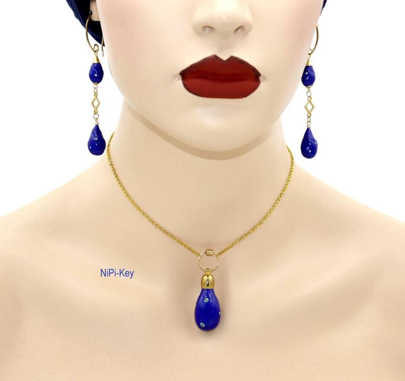 Glitzernde Zierliche Sehr Kurze Halskette Royalblau Gold Hängeohrringe Swarovski Steinchen Unikat Handarbeit Himmlisch Polymer Clay, Fimo von NiPiKey