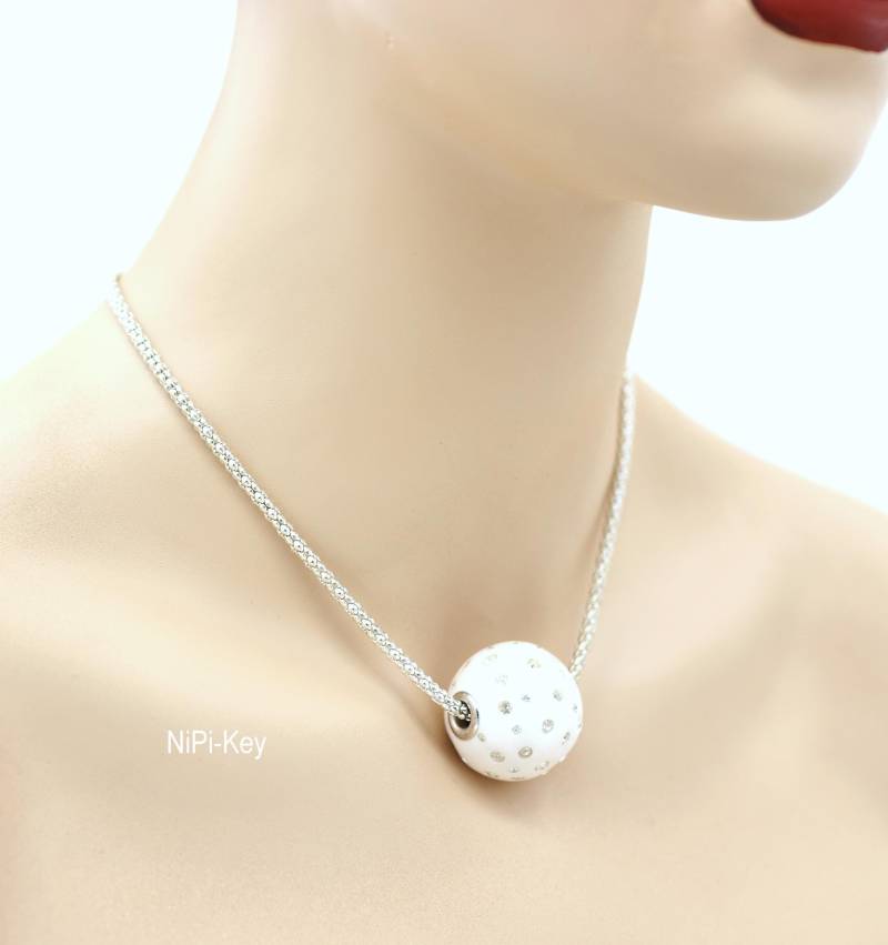 Glitzerwunder, Kurze Halskette Weiß Silber Viele Swarovski Steinchen Handarbeit Unikat Blingding Aus Polymerton von NiPiKey