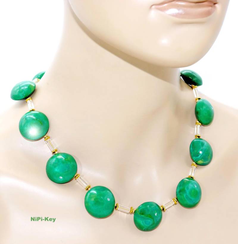 Halskette Glitzernde Kurze Collierkette Smaragdgrün Gold Swarovskis Handarbeit Unikat Polymerclay Emeraldlenses von NiPiKey