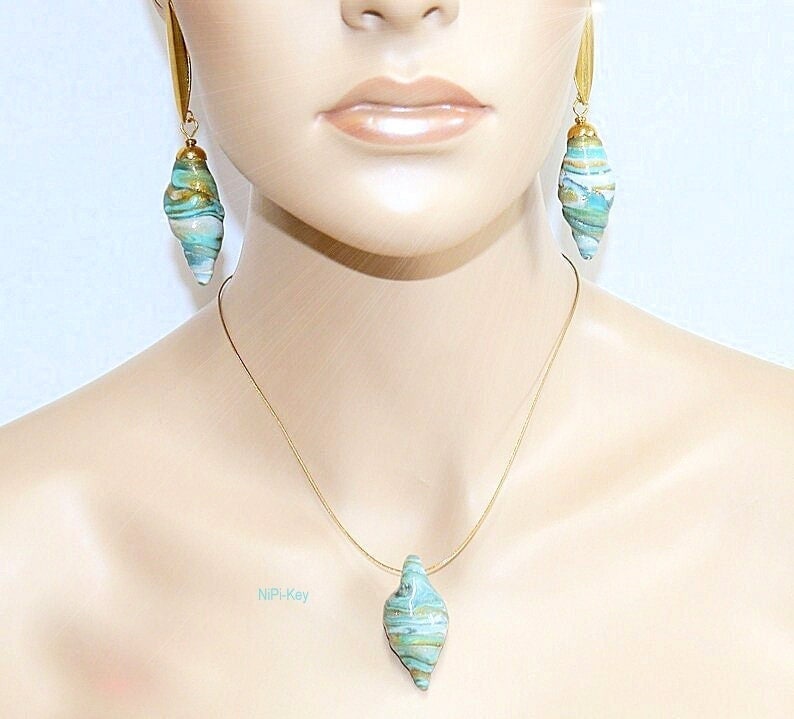 Halskette Kurz Ohrringe Schimmernde Ohrstecker Set Türkis Gold Weiß Umwerfend Schön Handarbeit Unikat Sunonthesea Aus Polymer Clay, Fimo von NiPiKey