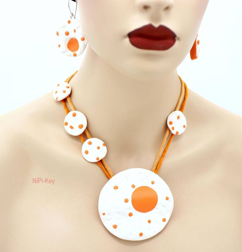 Bezaubernde Halskette Orange Weiß Silber Hängeohrringe Set Handarbeit Unikat Margarita Aus Polymerton von NiPiKey