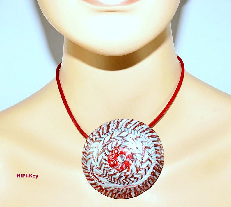 Halskette Kurz Schillernd Rot Silber Kette Handarbeit Unikat Taler Aus Polymer Clay von NiPiKey