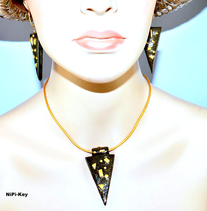 Halskette Kurz Schwarzbraun Gold Schimmernd Anhänger Ohrringe Set Handarbeit Unikat Steilerzahn Aus Polymer Clay, Fimo von NiPiKey
