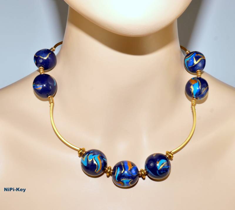 Halskette Kurze Collierkette Blau Bunt Gold Glänzend Handarbeit Unikat Firsttime Aus Polymer Clay, Fimo von NiPiKey