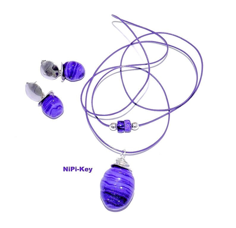 Halskette Lang Glitzernd Lila Silber Ohrstecker Set Handarbeit Unikat Frohefeiertage von NiPiKey