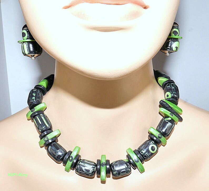 Kette Auffällige Kurze Halskette Ohrringe Grau Silber Grün Glänzend Set Unikat Handarbeit Stillesglück Aus Polymer Clay, Fimo von NiPiKey