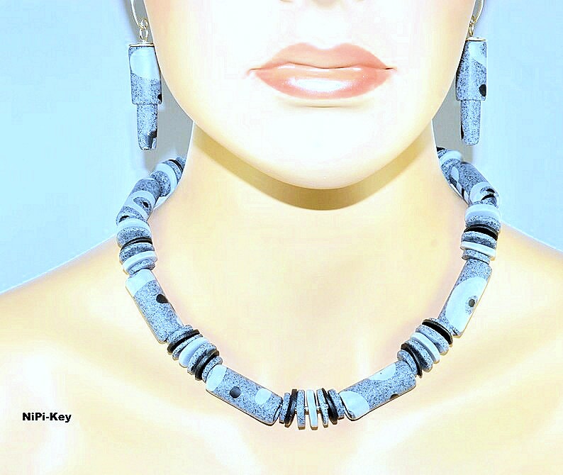 Kette Elegante Kurze Glitzernde Halskette Grau Schwarz Silber Ohrringe Set Handarbeit Unikat Steinchen Aus Polymer Clay, Fimo von NiPiKey
