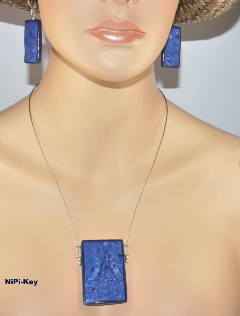 Kette Glitzernde Halblange Halskette Mit Anhänger Hängeohrringe Set Blau Silber Aus Polymer Clay Umrahmt von NiPiKey