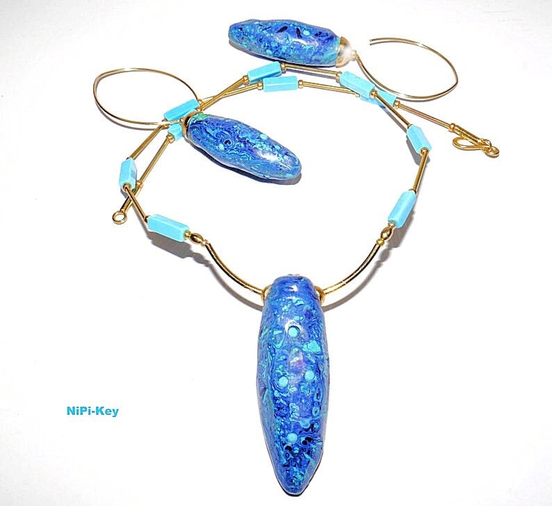 Kette Halblang Anhänger Swarovskisteinchen Ohrringe Set Blau Türkis Gold Handarbeit Unikat Polymer von NiPiKey