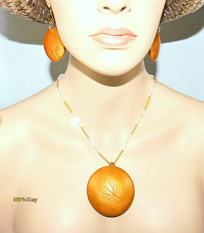 Kette Halblang Glänzende Gold Weiße Halskette Ohrringe Set Handarbeit Unikat Blattgold Aus Polymer Clay, Fimo von NiPiKey