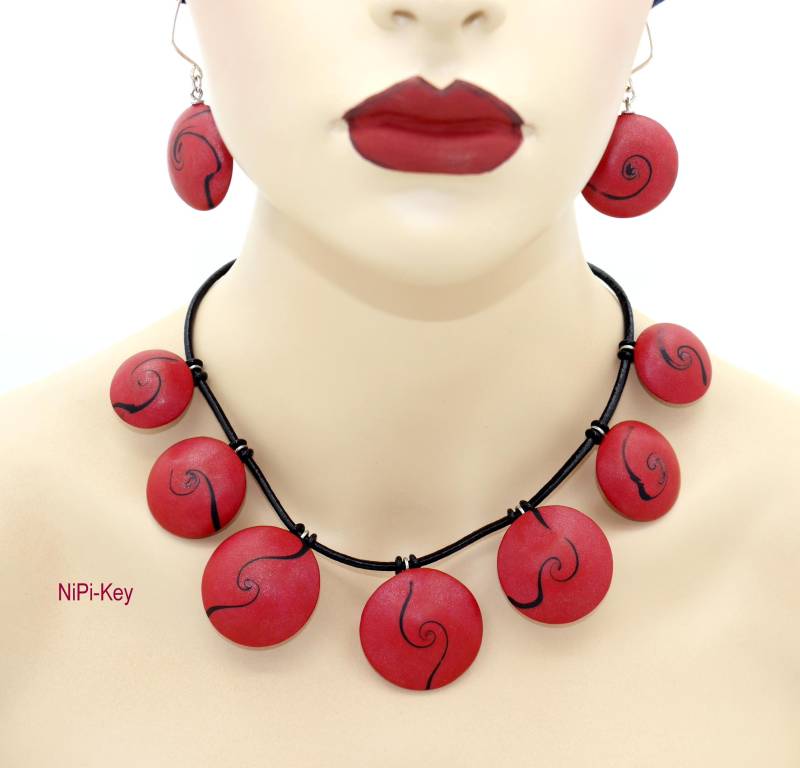 statementkette, Kurze Halskette Tomatenrot Schwarz Silber Schimmernd Mit Hängeohrringen Unikat Handarbeit Woman Aus Polymerton von NiPiKey